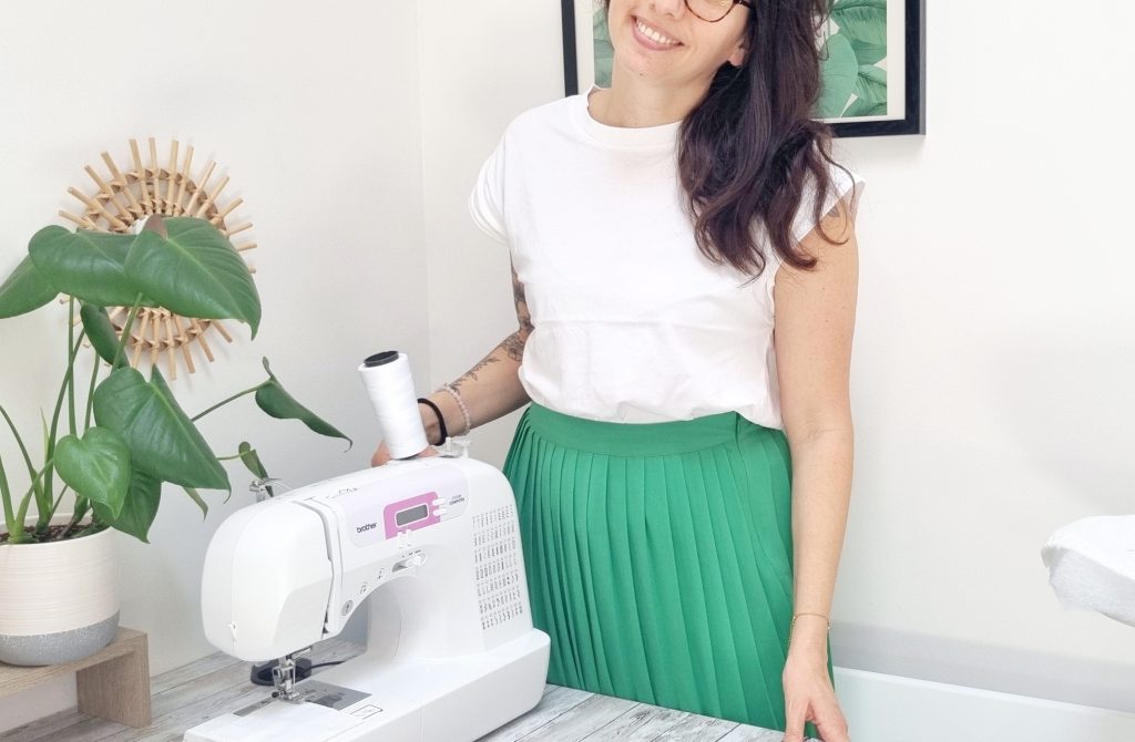 Anaïs dans son atelier de couture à Argelliers, près de Montpellier