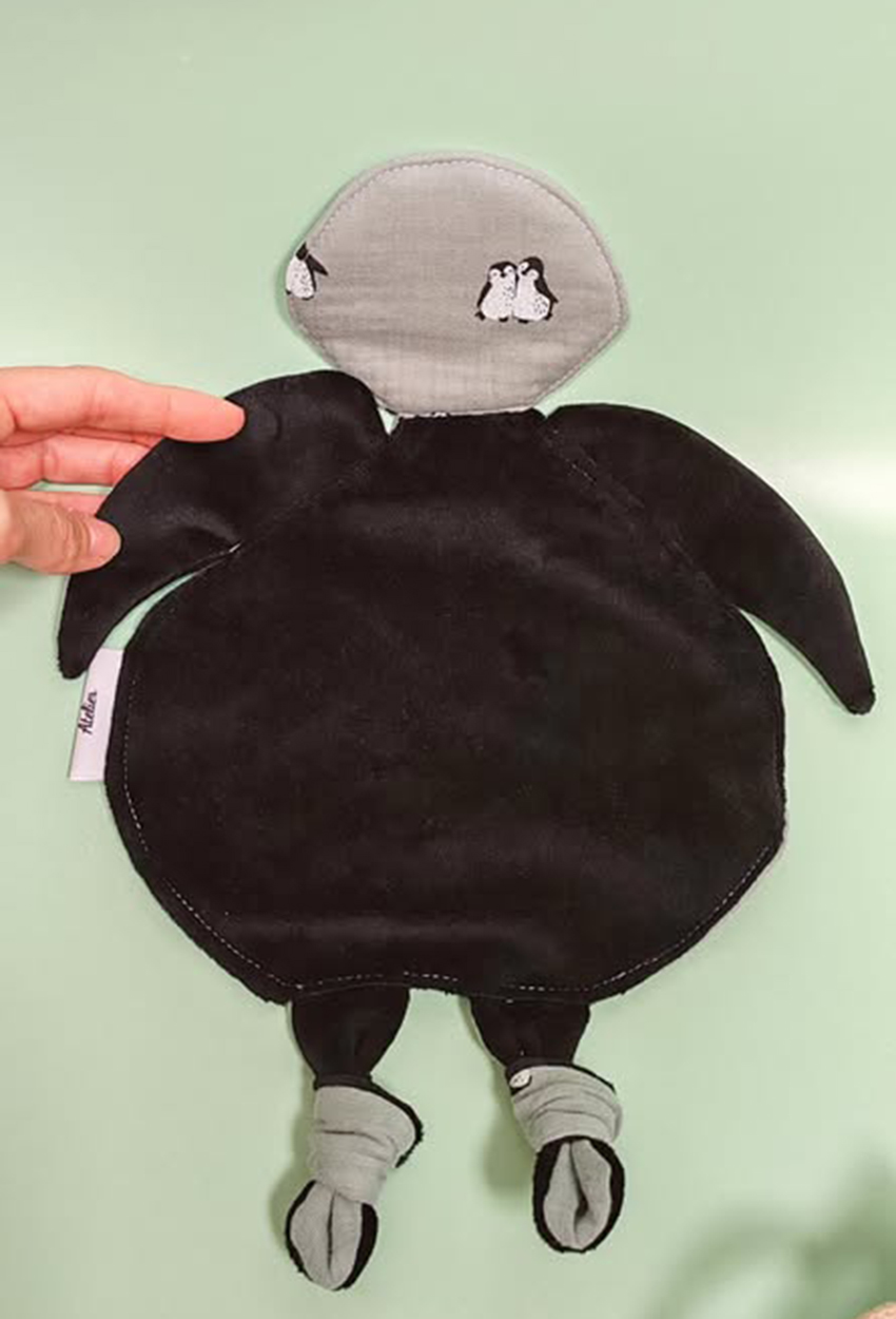 doudou-etapes-pingouin-motif-vert-dos