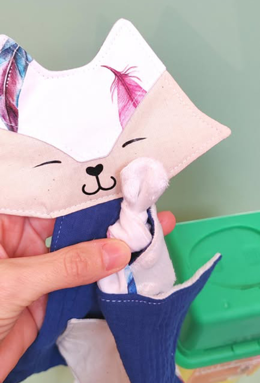 doudou-etapes-pma-renard-plumes-bleu-electrique