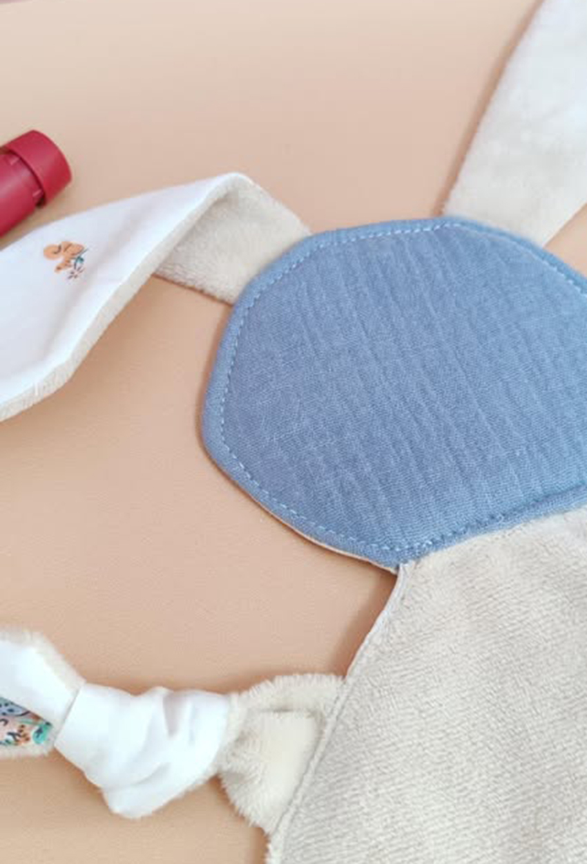 doudou-etapes-pma-lapin-dos-bleu