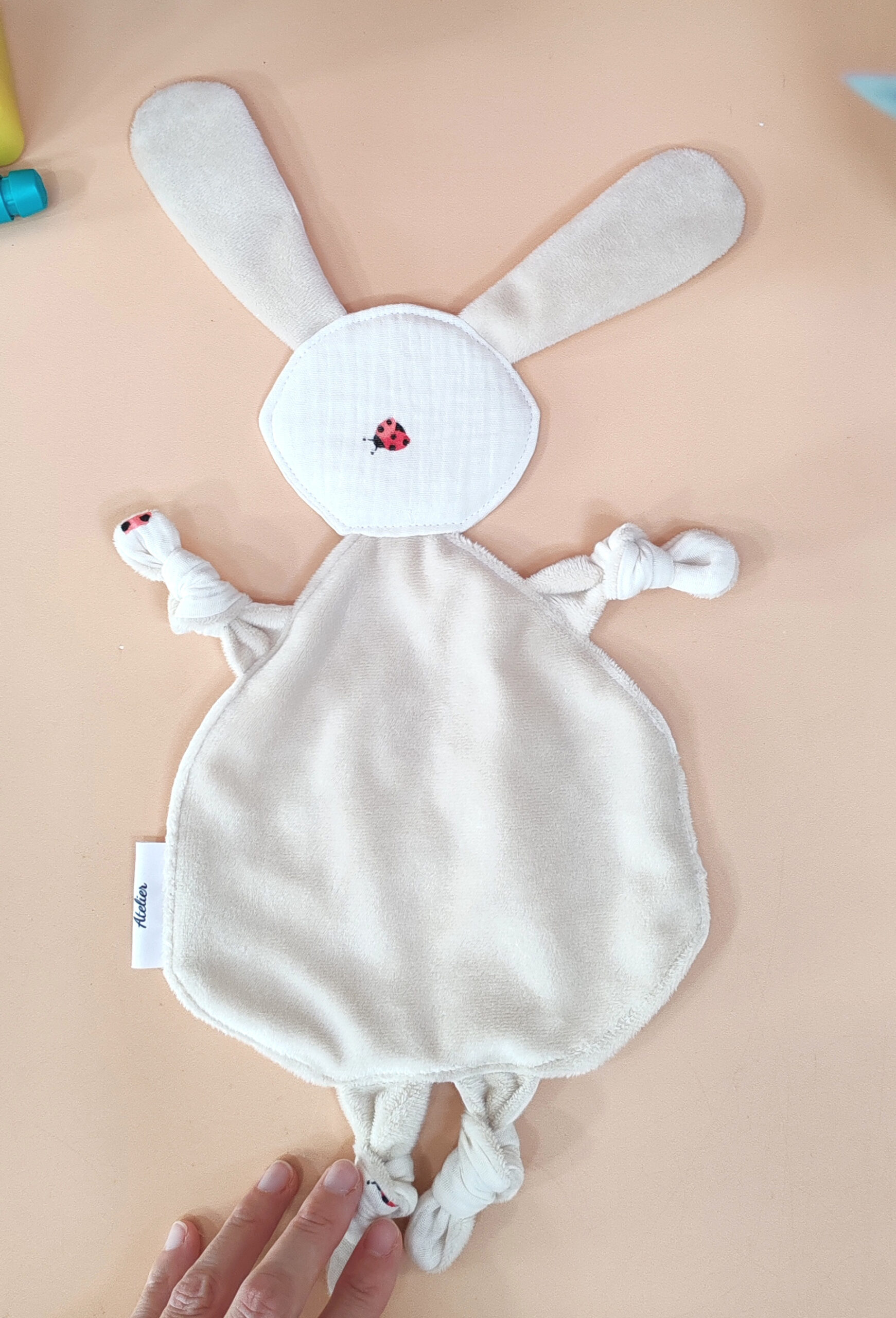 doudou-etapes-pma-lapin-coccinelle-dos