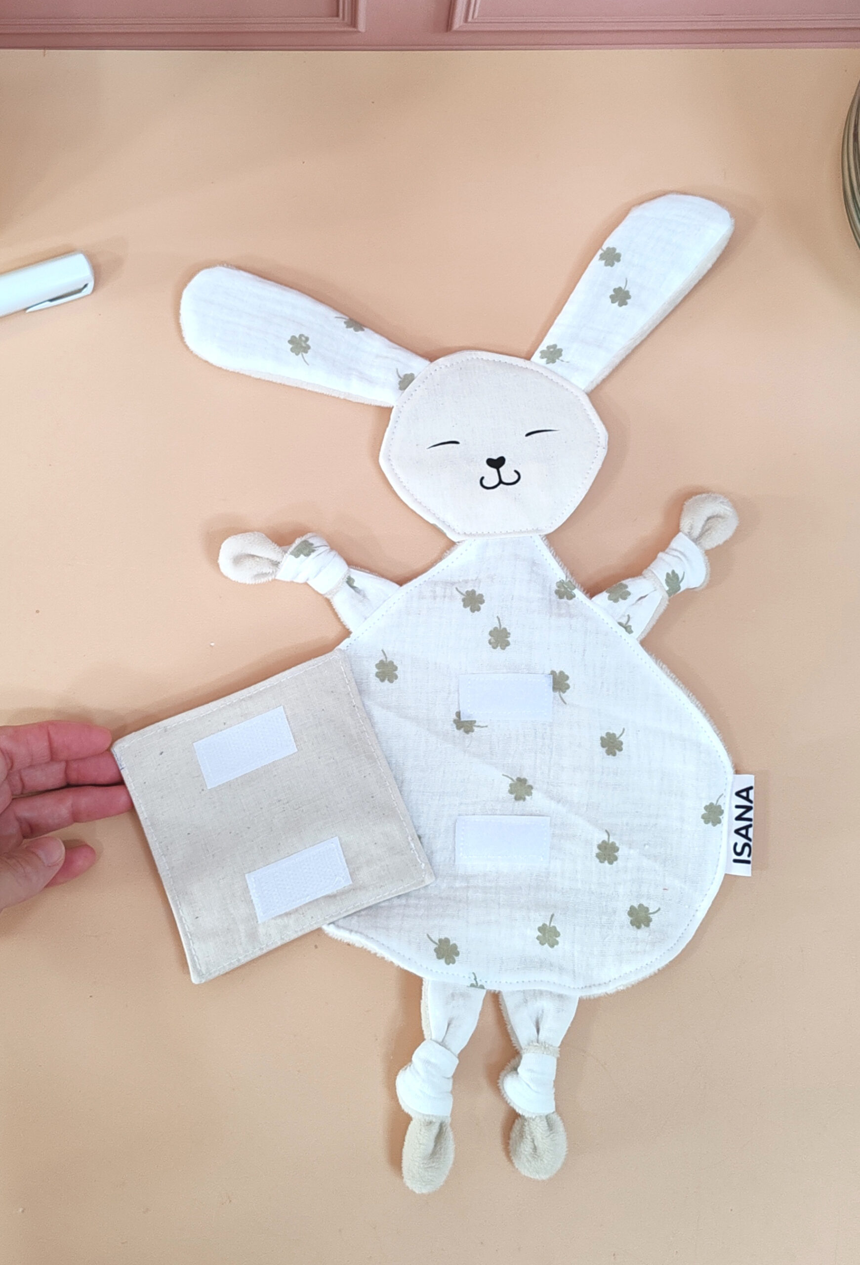 doudou-etapes-pma-lapin-motif-trefle