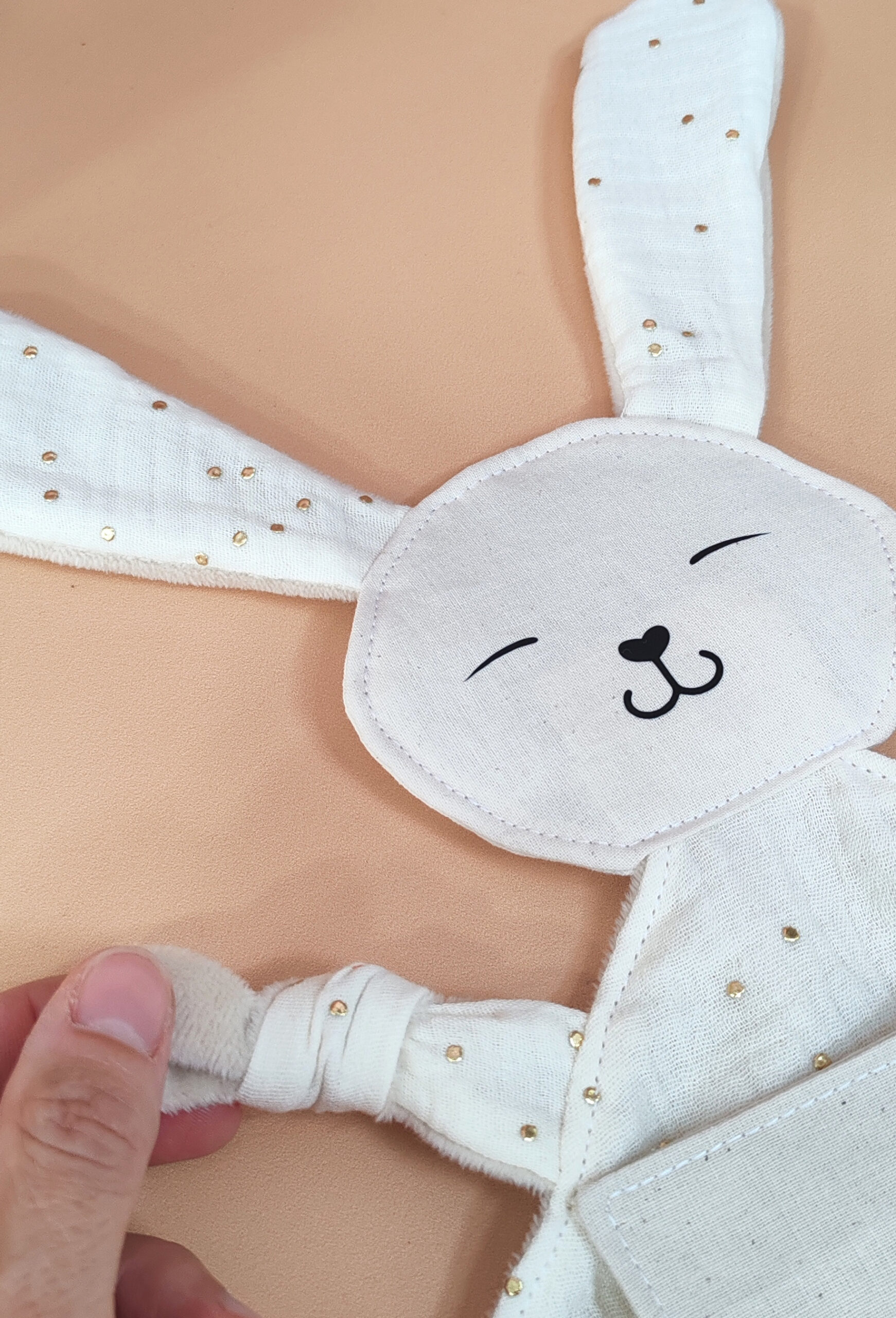 doudou-etapes-pma-lapin-pois-ecru