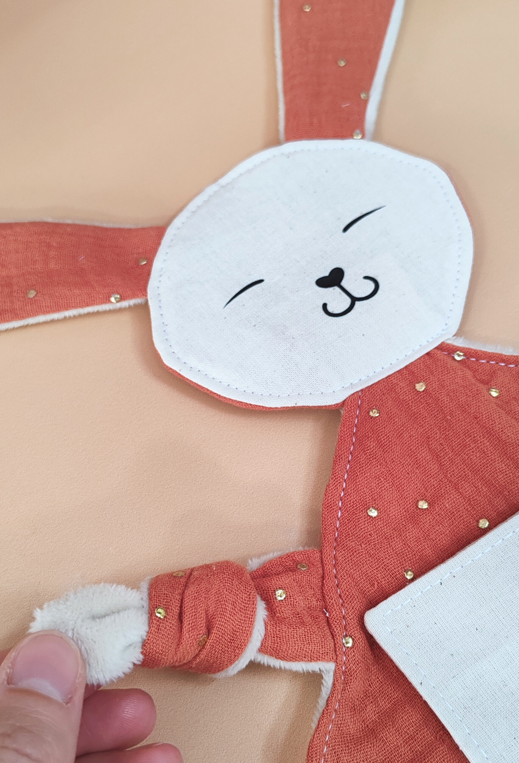 doudou-etapes-pma-lapin-pois-rouille