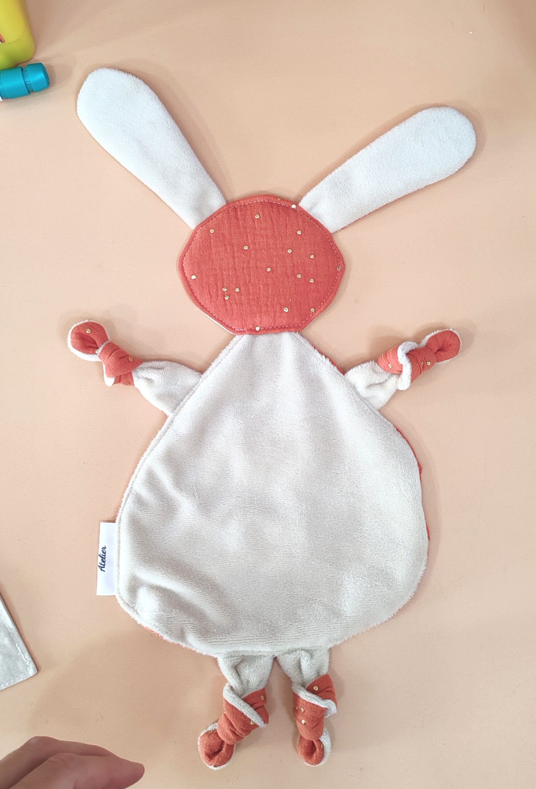 doudou-etapes-pma-lapin-rouille-dos