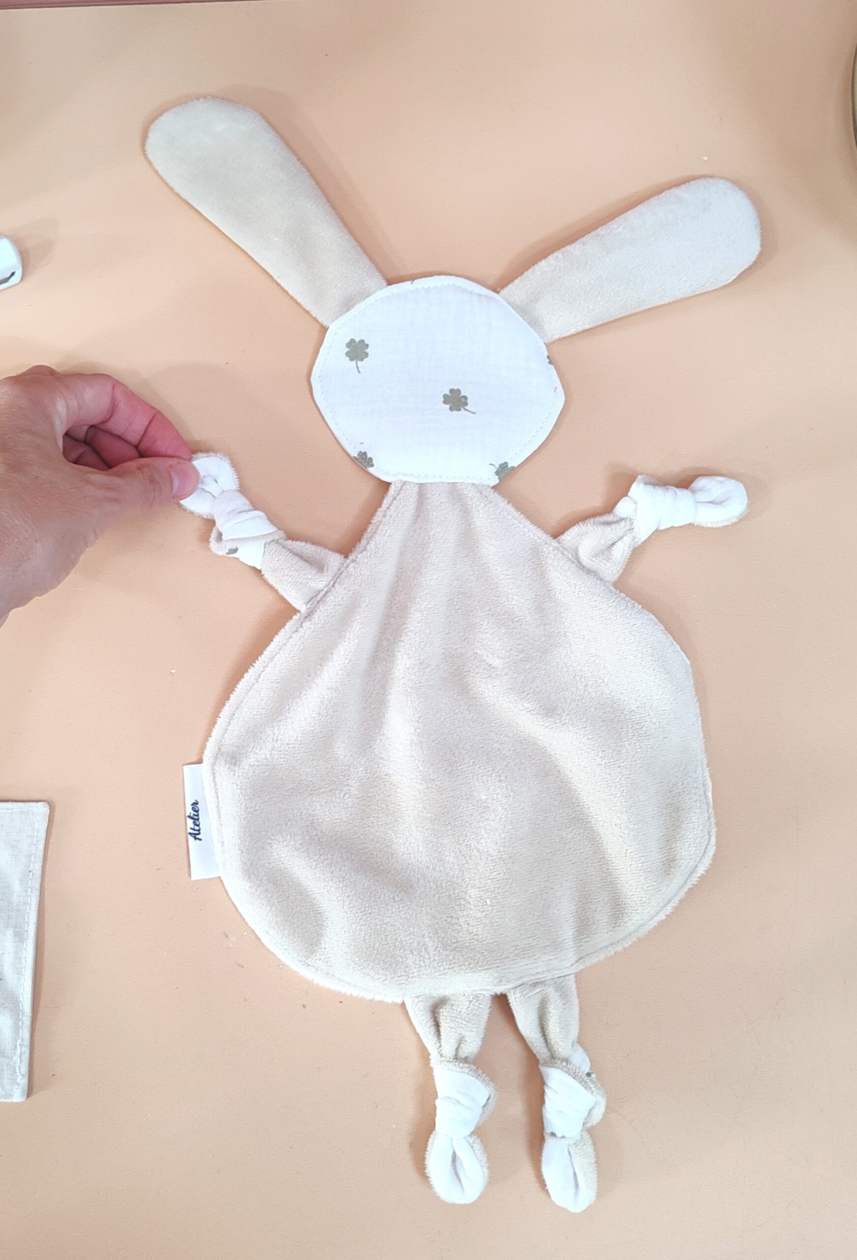 doudou-etapes-pma-lapin-trefle-dos