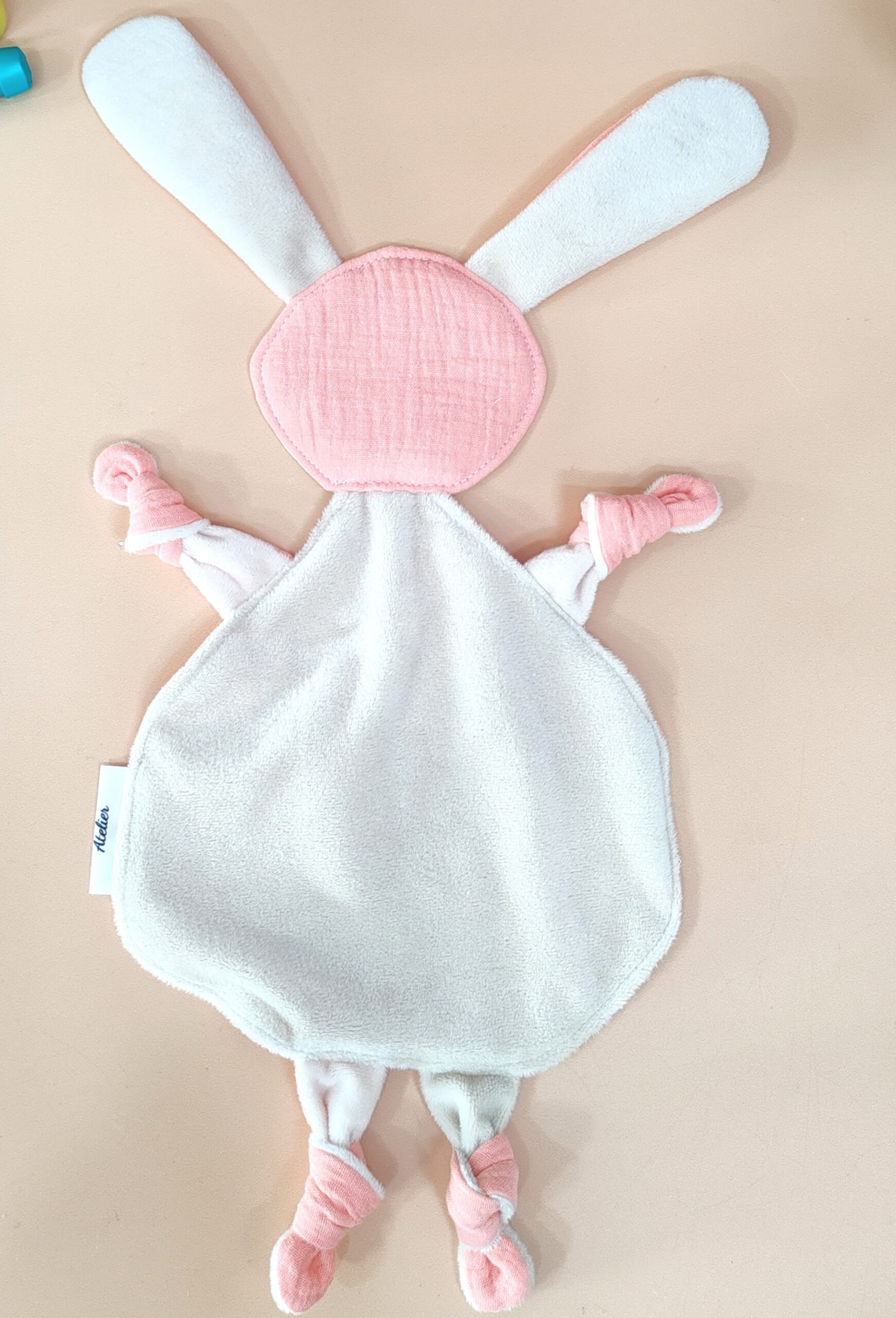 doudou-etapes-pma-lapin-uni-abricot-dos