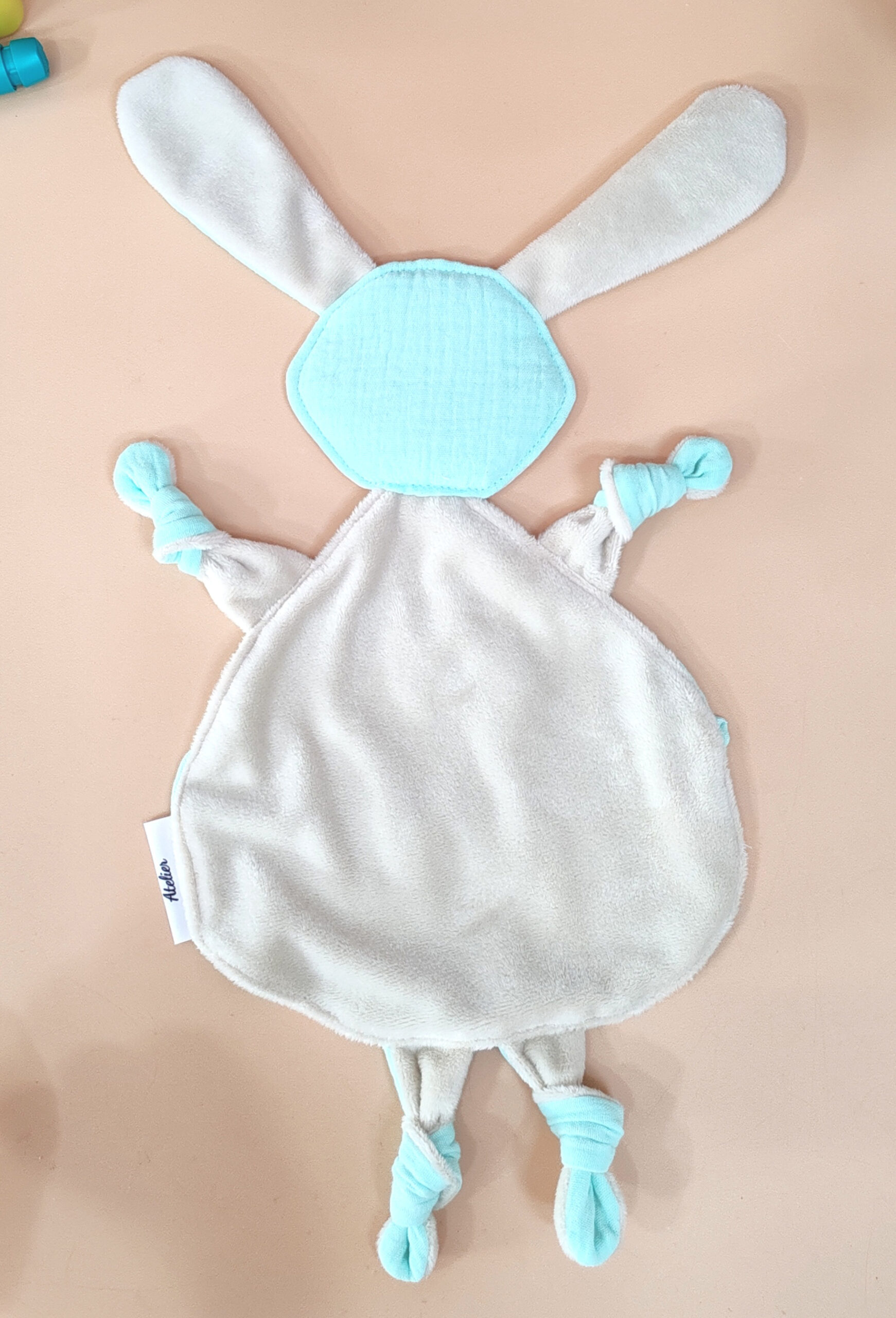 doudou-etapes-pma-lapin-uni-bleu-dos