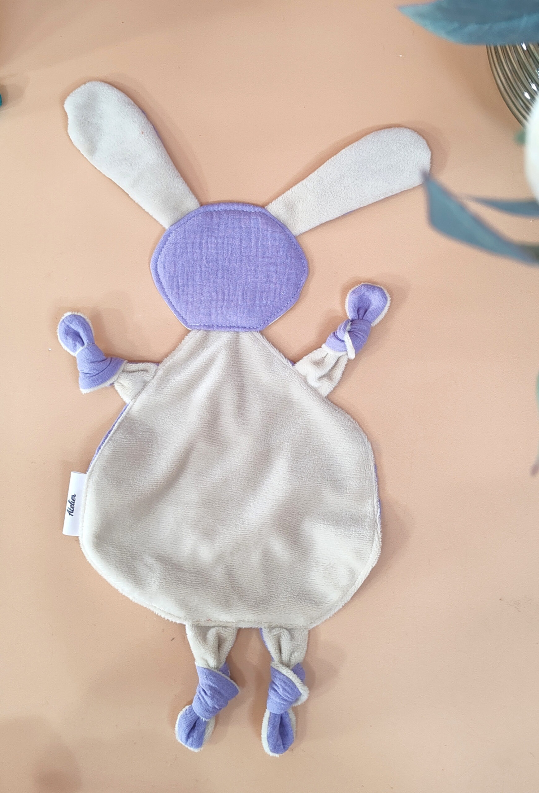 doudou-etapes-pma-lapin-uni-mauve-dos