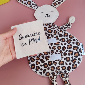 Doudou étapes PMA lapin motif léopard + carte étape "Guerrière/Guerrières/Guerriers en PMA" au choix