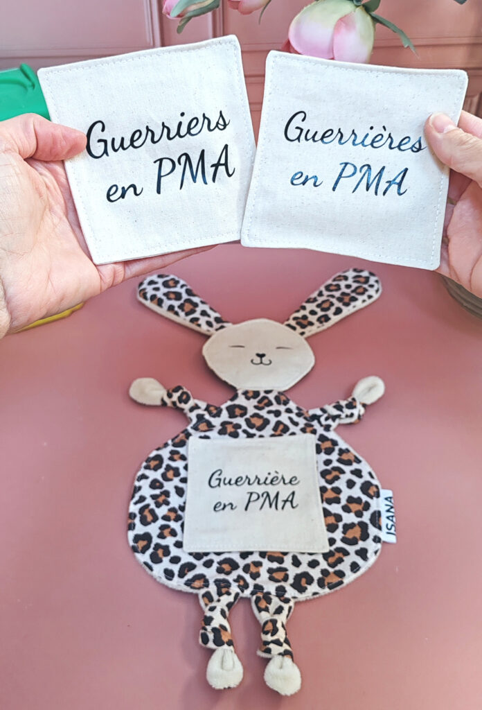 Doudou étapes lapin motif léopard et cartes « Guerriers en PMA » et « Guerrières en PMA »