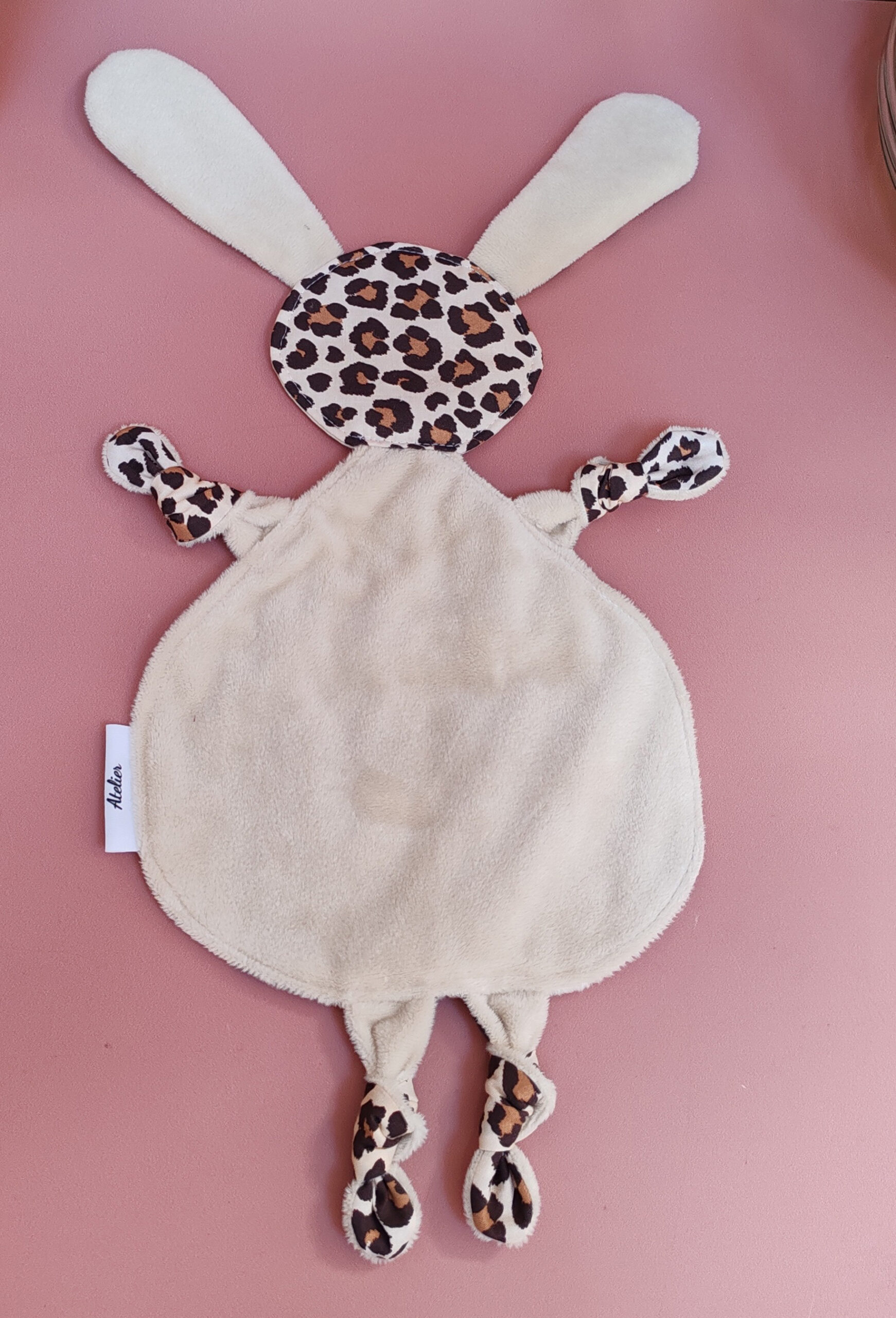 doudou-etapes-lapin-pma-leopard-dos