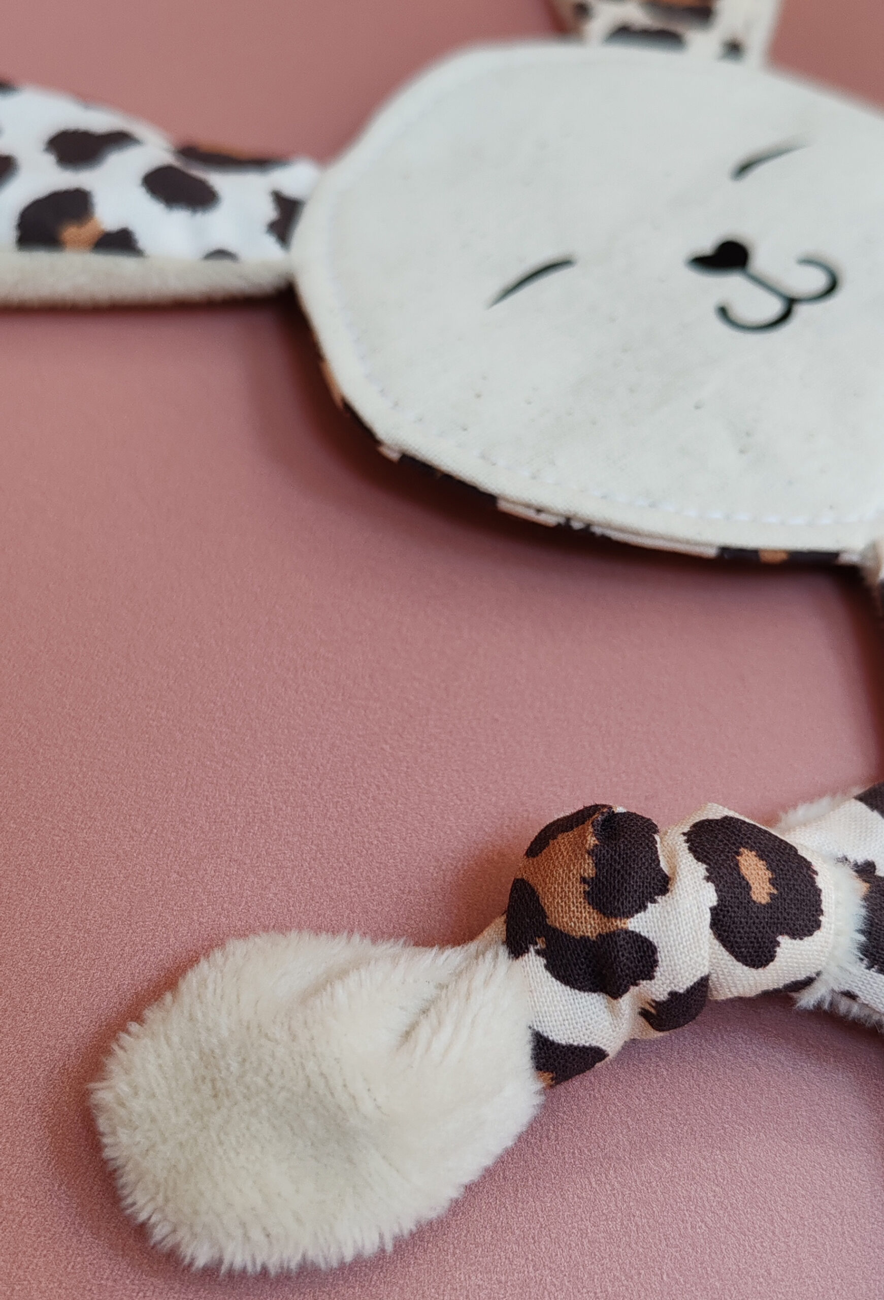 doudou-etapes-lapin-pma-leopard-patte