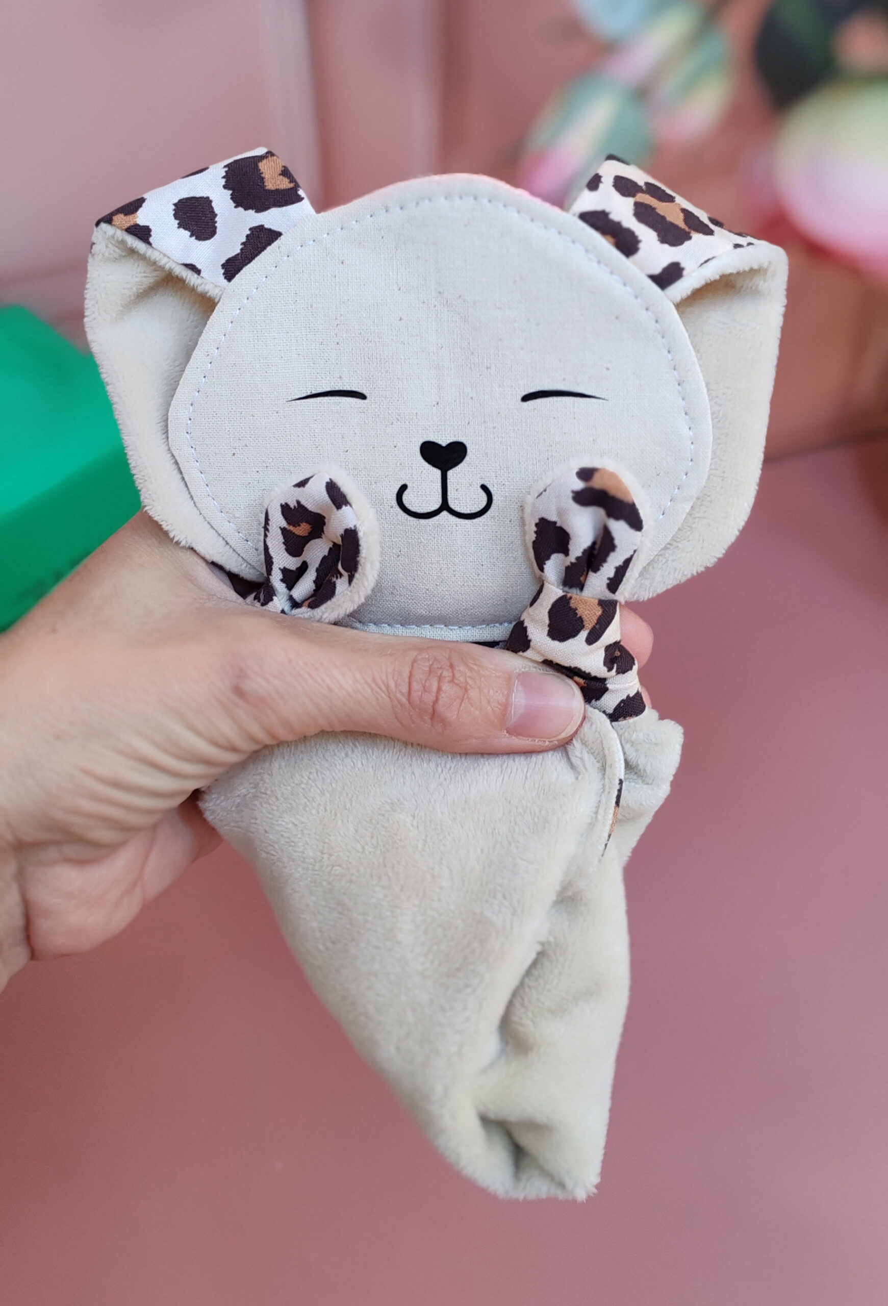 doudou-etapes-lapin-pma-leopard-plie
