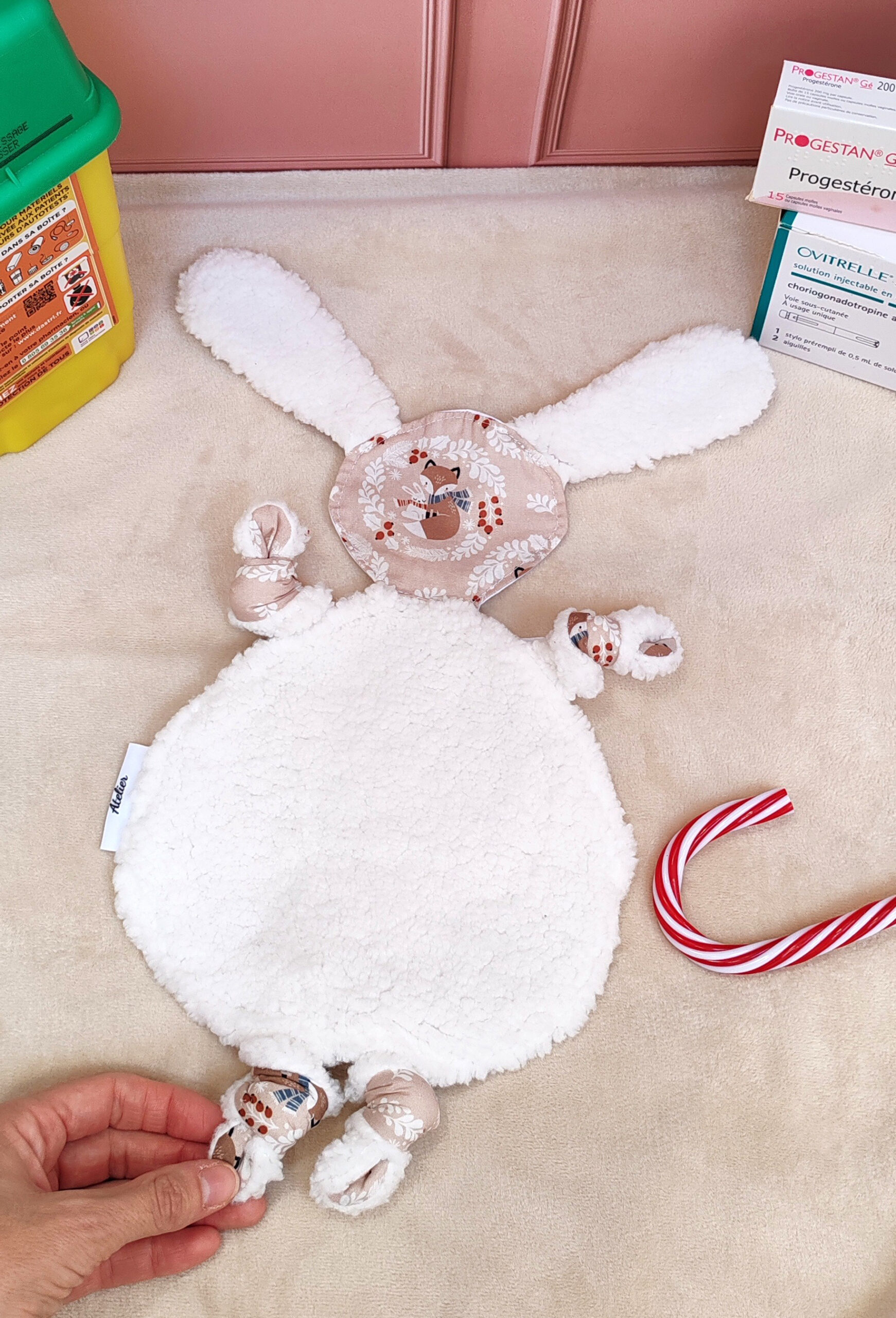 doudou-etapes-lapin-pma-noel-dos